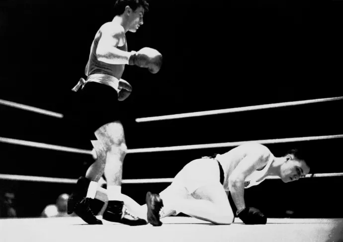 Papp László miután kiütötte John Wrightot a londoni olimpia döntőjében 1948-ban és munkásként egy budapesti autószerelő műhelyben 1949-ben – Fotó: S&G / PA Images / Getty Images és Kovács Márton Ernő / Fortepan