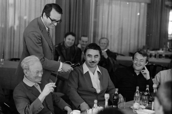 A Sportvilág című rádióműsor közvetítése a Budapest körszállóból. Az asztalnál Adler Zsigmond edző, Papp László ökölvívó, Orbán László ökölvívó, mögöttük Szepesi György riporter – Fotó: Szalay Zoltán / Fortepan