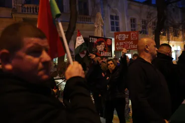 Ellentüntetők kezéből téptek ki táblákat feketekabátos emberek Orbán Viktor nagykanizsai gyűlésén