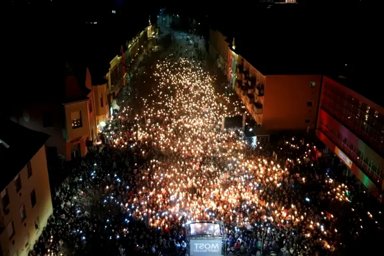 „A közpénzek Drakulájának”, a visszalépő jelölteknek és Márki-Zay Péternek is üzent Magyar Péter a hódmezővásárhelyi tömeg előtt