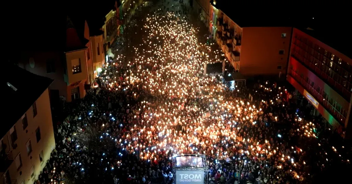 „A közpénzek Drakulájának”, a visszalépő jelölteknek és Márki-Zay Péternek is üzent Magyar Péter a hódmezővásárhelyi tömeg előtt