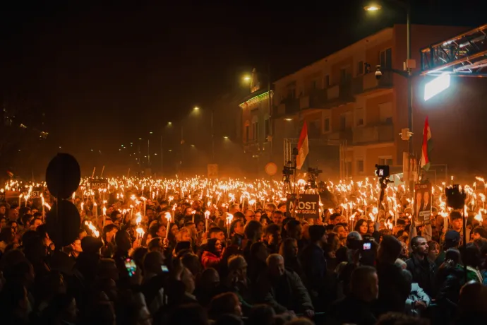„A közpénzek Drakulájának”, a visszalépő jelölteknek és Márki-Zay Péternek is üzent Magyar Péter a hódmezővásárhelyi tömeg előtt