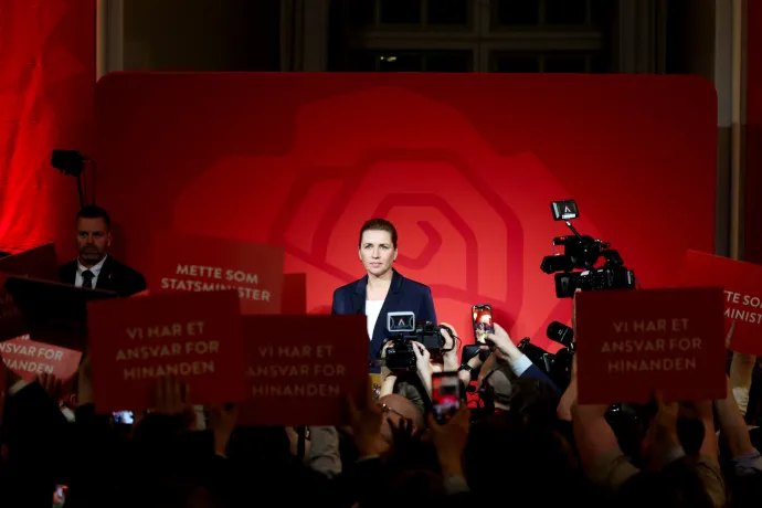 Mette Frederiksen, Dánia miniszterelnöke és a Szociáldemokraták pártjának vezetője a parlamenti választások exit poll eredményeit követő sajtótájékoztatón a koppenhágai parlamentben, 2026. március 25-én – Fotó: Leonhard Foeger / Reuters