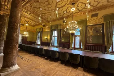 Hadházy Ákos újabb képeket posztolt a felújított MNB-székház luxusáról