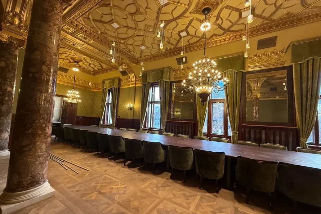 Hadházy Ákos újabb képeket posztolt a felújított MNB-székház luxusáról