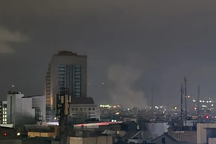 Füst száll fel Teheránban egy izraeli légicsapást követően 2026. március 25-én hajnalban – Fotó: Tolga Akbaba / Anadolu / AFP