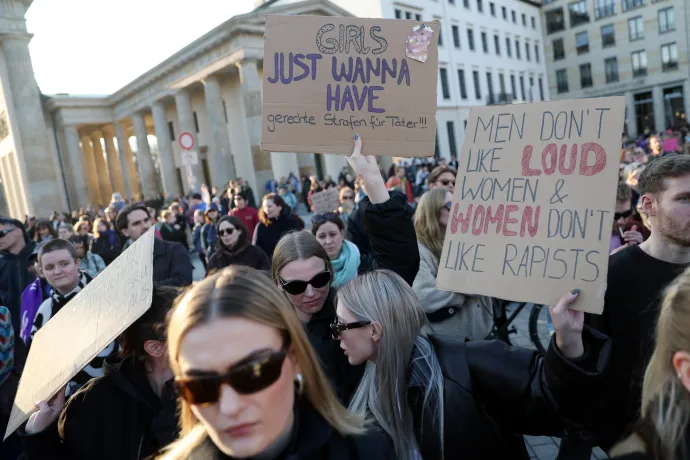 Szimpátiatüntetés résztvevői a berlini Brandenburgi kapunál, 2026. március 22-én, miután Collien Fernandes feljelentést tett volt férje ellen – Fotó: Maryam Majd / Getty Images