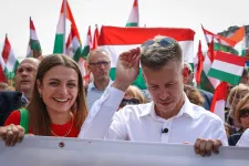 Magyar Péter nyilvánosságra hozott egy nyomozati iratot, ami szerint Vogel Evelin NER-hez köthető figurákkal egyeztetett a zsarolási ügyében