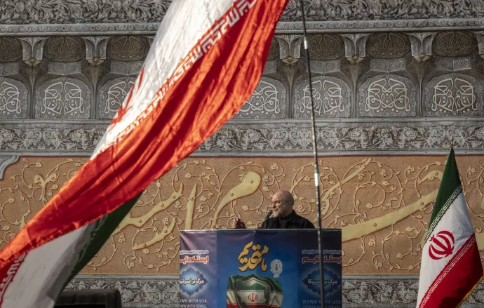 Mohammad Báger Gálibáf, az iráni parlament házelnöke beszél egy kormánypárti tüntetésen Teheránban 2026. január 12-én – Fotó: Morteza Nikoubazl / NurPhoto / Getty Images