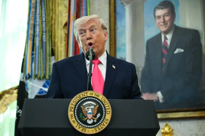 A padlón koppant az Iránt lövő Trump népszerűsége