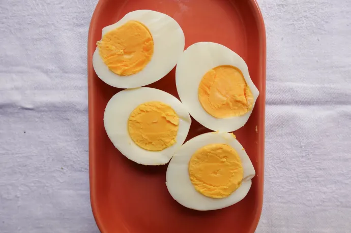 A hideg vízzel indított módszerrel egyenletes, klasszikus főtt tojásokat kapunk – Fotó: Ács Bori / Telex