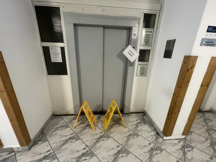 Elromlott lift a Semmelweis Egyetem bőrklinikáján – Fotó: Olvasói fotó / Telex