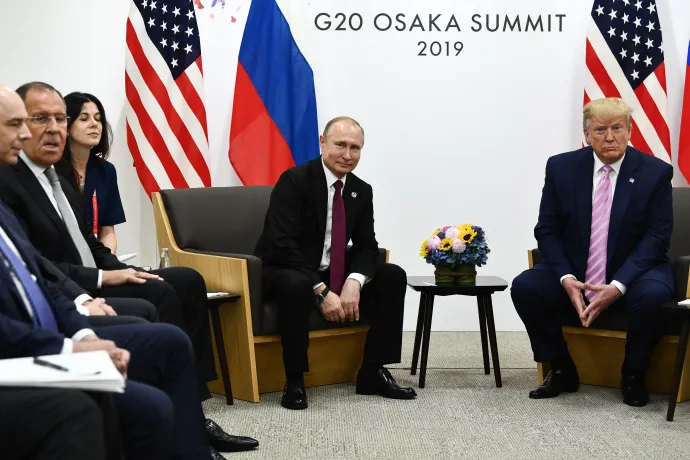 Vlagyimir Putyin és Donald Trump a 2019-es oszakai G20-as csúcson, az orosz elnök mellett Darja Bojarszkaja tolmács foglalt helyet – Fotó: Brendan Smialowski / AFP