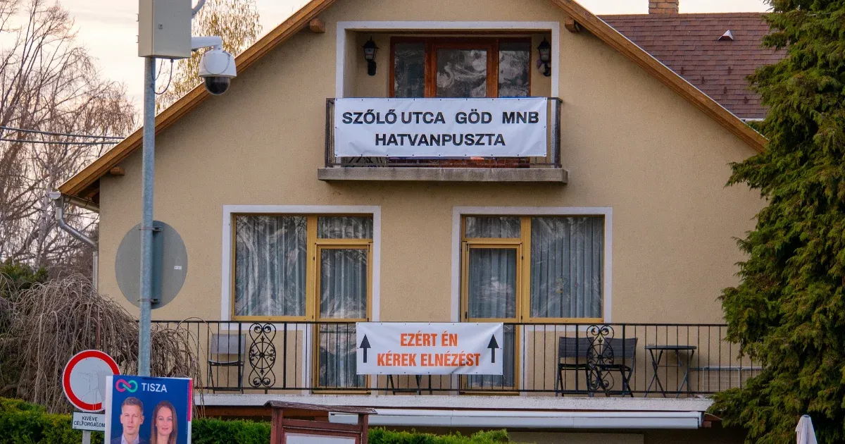 Plakátháború: Politikai ellentétek egy balatonfüredi ház homlokzatán Plakátháború: Politikai ellentétek egy balatonfüredi ház homlokzatán