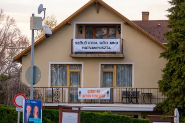 Trollkodással fokozódik a füredi családi házon tomboló plakátháború