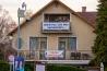 Trollkodással fokozódik a füredi családi házon tomboló plakátháború
