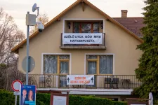 Trollkodással fokozódik a füredi családi házon tomboló plakátháború