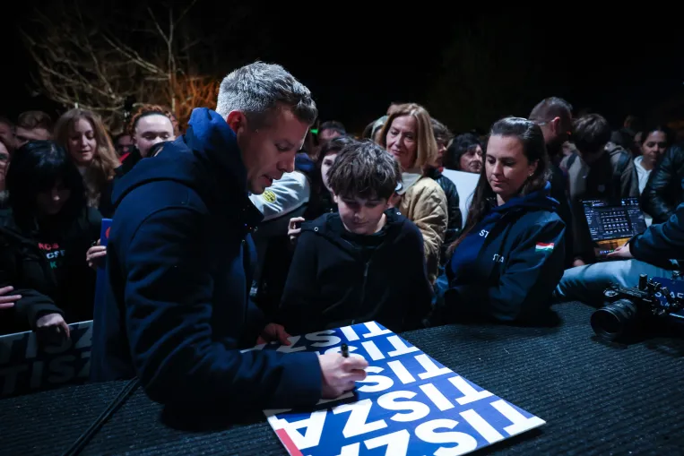 „Pócs János szégyen” – a Jászságban kampányolt Magyar Péter