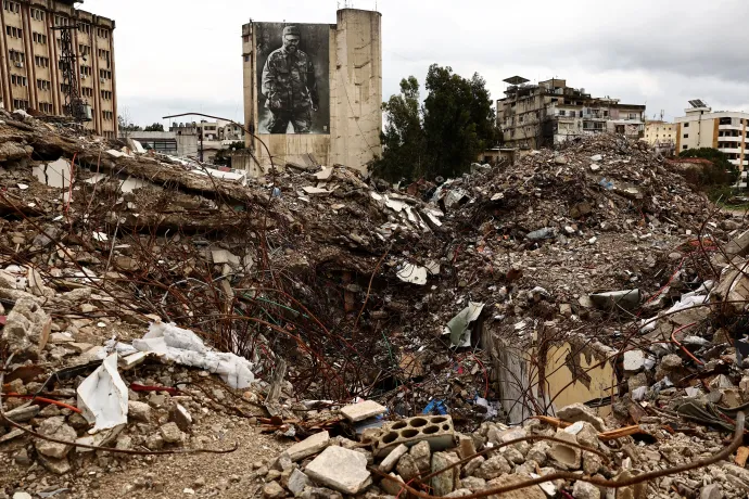 Épületek romjai a libanoni Nabatieh városban 2026. március 25-én – Fotó: Yara Nardi / Reuters