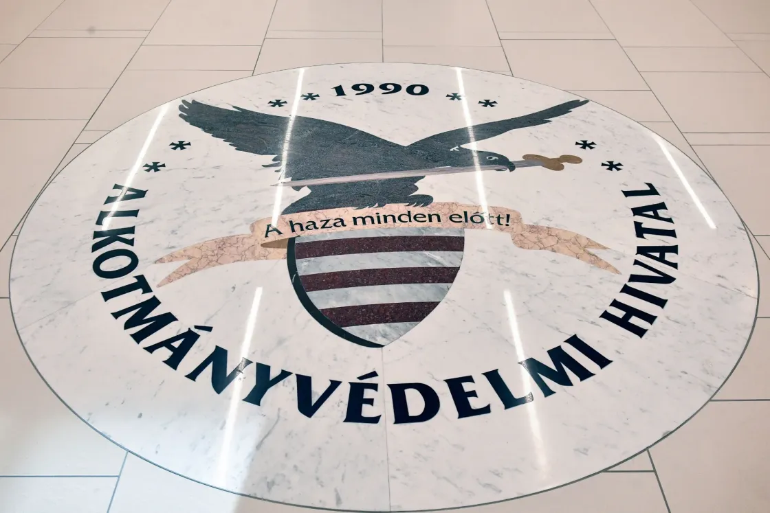 Miért nem tudjuk, hogy kicsoda a titokzatos Henry?