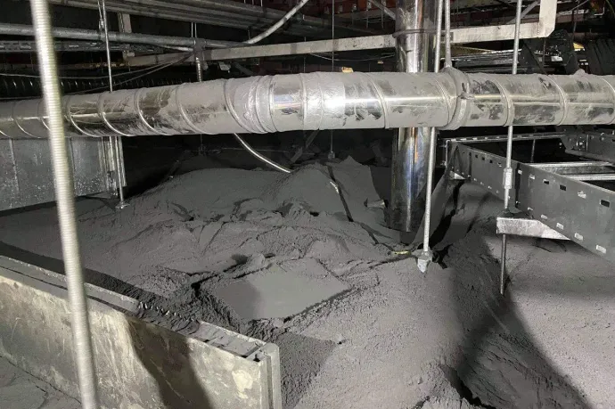 A Samsung SDI gyárban az álmennyezet felett felhalmozódott fekete por – Fotó: Olvasói fotó / Telex