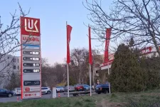 Június 30-ig üzemanyagpiaci válsághelyzetet hirdetett a kormány, módosítottak a tervezett árréskorlátozáson