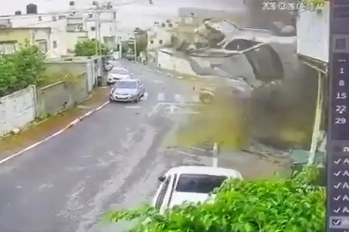 Videón, ahogy egy autóba csapódik egy rakéta darabja egy izraeli városban