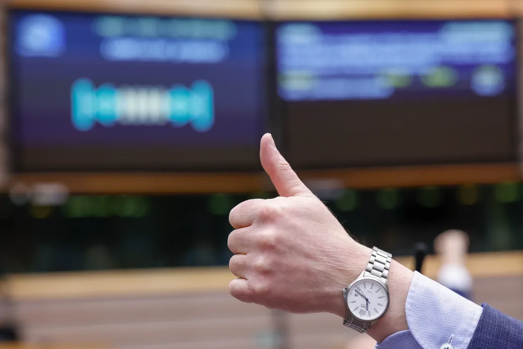 A Fidesz, a Tisza és a Mi Hazánk is igennel szavazott az uniós menekültügyi csomag hiányzó eleméről