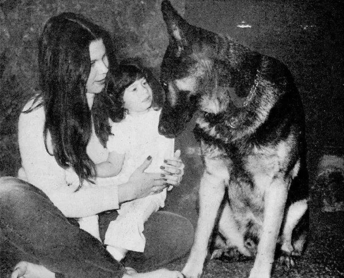 Janet Kovacich és kétéves kislánya, Kristi a férje kutyájával, 1977-ben – Fotó: Auburn Journal Archives