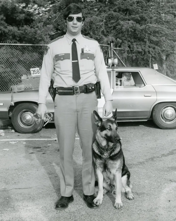 Paul Kovacich seriff-helyettes a kutyájával, 1977-ben – Fotó: Auburn Journal