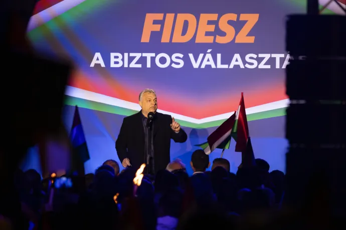 Hiába tiltotta meg az igazgató, Orbán fotósa a katolikus iskola ablakából fotózta a miniszterelnök esztergomi gyűlését