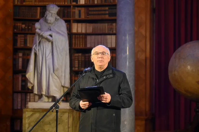 A pannonhalmi főapát is szerepel Steiner Attila fideszes jelölt kampánykiadványában