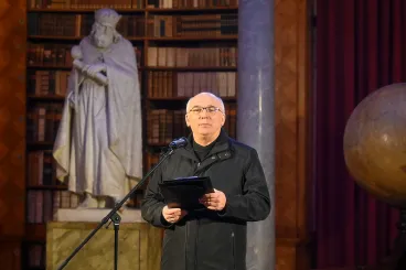 A pannonhalmi főapát is szerepel Steiner Attila fideszes jelölt kampánykiadványában