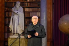 A pannonhalmi főapát is szerepel Steiner Attila fideszes jelölt kampánykiadványában