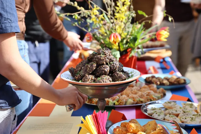 Hidegtálak előtérben a marha köftével, illetve közel-keleti mezze fogások – Fotó: Gál László / Transtelex