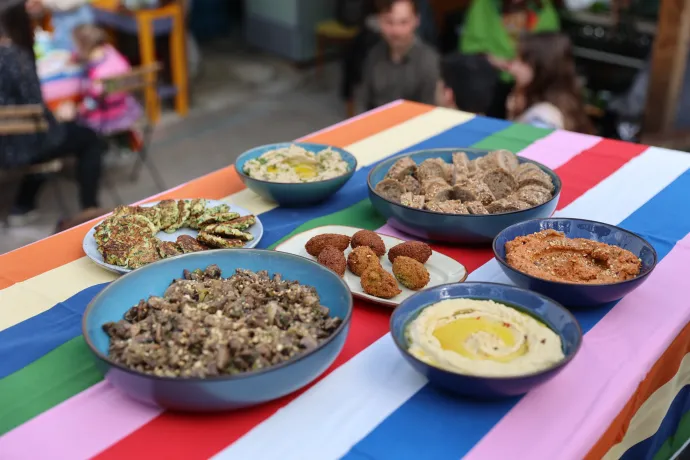 Hidegtálak előtérben a marha köftével, illetve közel-keleti mezze fogások – Fotó: Gál László / Transtelex