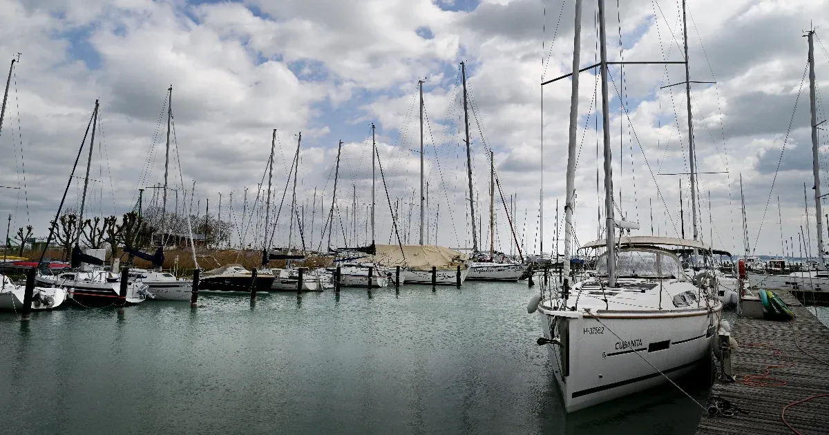 Egy órával kevesebet alszunk vasárnap, de legalább néha már előbújhat a nap