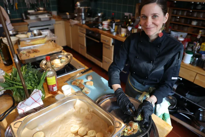 Tímár Krisztina vietnami tavaszi tekercseket vág fel – Fotó: Gál László / Transtelex 