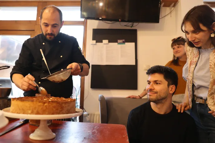 Sándor főzéseiből előbb utóbb mindig műhely lesz, itt épp az említett almabortorta készül – Fotó: Gál László / Transtelex