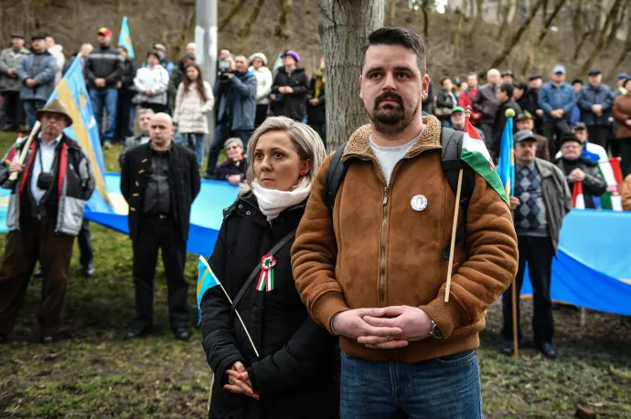 Magyarok határon innen, határon túl