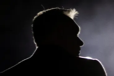 Régóta lehet érzékelni, hogy recseg-ropog a rendszer, de most napi szinten derülnek ki belső ügyek – elemzés