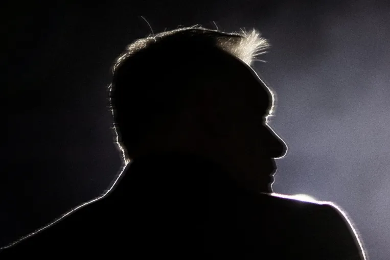 Régóta lehet érzékelni, hogy recseg-ropog a rendszer, de most napi szinten derülnek ki belső ügyek – élő elemzés