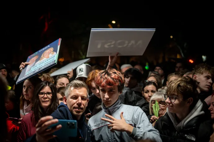 Magyar Péter támogatóival szelfizik a Tisza Párt országjárásának soproni állomásán 2026. március 21-én – Fotó: Ránki Dániel / Telex