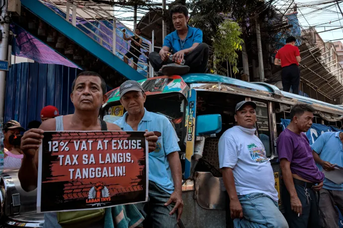 Amerika tízezer fős csapaterősítést tervezhet, gondokat okoz Ázsiában az üzemanyaghiány
