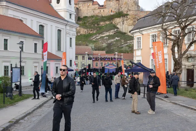 A felső képen Bazsó Adolf (bal oldalon, napszemüveggel a fején) a hódmezővásárhelyi kampányesemény közben 2026. március 22-én (jobbról a második, szemüveges férfi Gremsberger Bertalan). A második kép az esztergomi helyszínen készült a rendezvény előtt 2026. március 25-én, bal oldalon napszemüvegben Bazsó – Fotó: Vorák Anita; Hevesi-Szabó Lujza / Telex