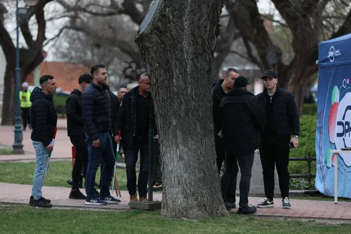 Az első képen Bazsó a miniszterelnök országjárásának nagykanizsai állomásán, 2026. március 24-én, a második kép 2026. március 26-án, a törökszentmiklósi rendezvényen készült – Fotó: Bődey János / Telex