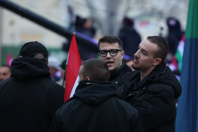 Gremsberger Bertalan (középen, a szemüveges férfi) Esztergomban 2026. március 25-én, a második képen Gremsberger és Bazsó Törökszentmiklóson március 26-án – Fotó: Hevesi-Szabó Lujza; Bődey János / Telex