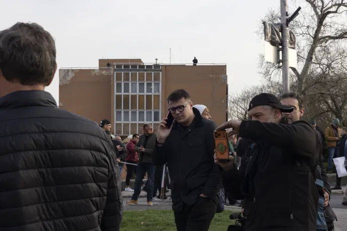 Gremsberger Bertalan (középen, a szemüveges férfi) Esztergomban 2026. március 25-én, a második képen Gremsberger és Bazsó Törökszentmiklóson március 26-án – Fotó: Hevesi-Szabó Lujza; Bődey János / Telex