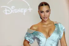 Kim Kardashian különleges vintage-kollekciót árverez el, hogy hátrányos helyzetű nők ügyvédi költségeit finanszírozza
