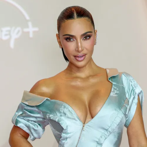 Kim Kardashian különleges vintage-kollekciót árverez el, hogy hátrányos helyzetű nők ügyvédi költségeit finanszírozza